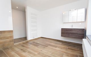 Salle de bain rénovée avec parquet au sol